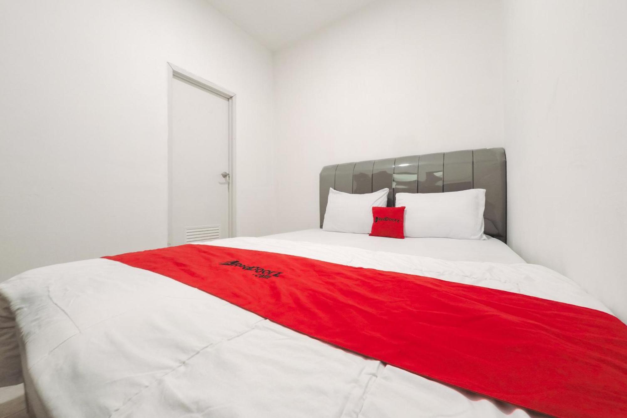 فندق Reddoorz At Flamboyan Harapan Indah بيكاسي المظهر الخارجي الصورة