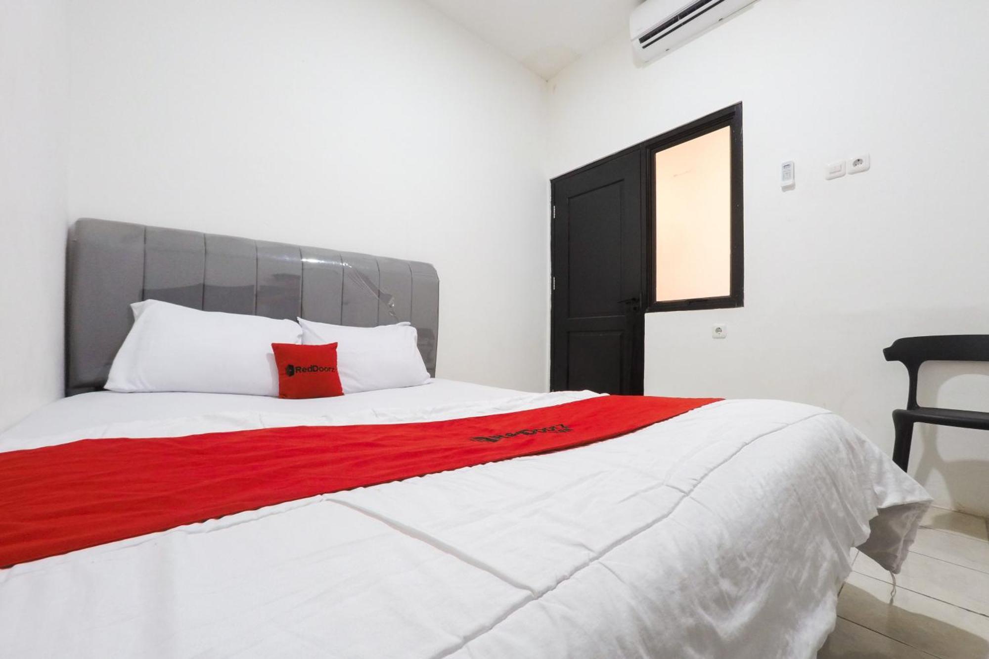 فندق Reddoorz At Flamboyan Harapan Indah بيكاسي المظهر الخارجي الصورة