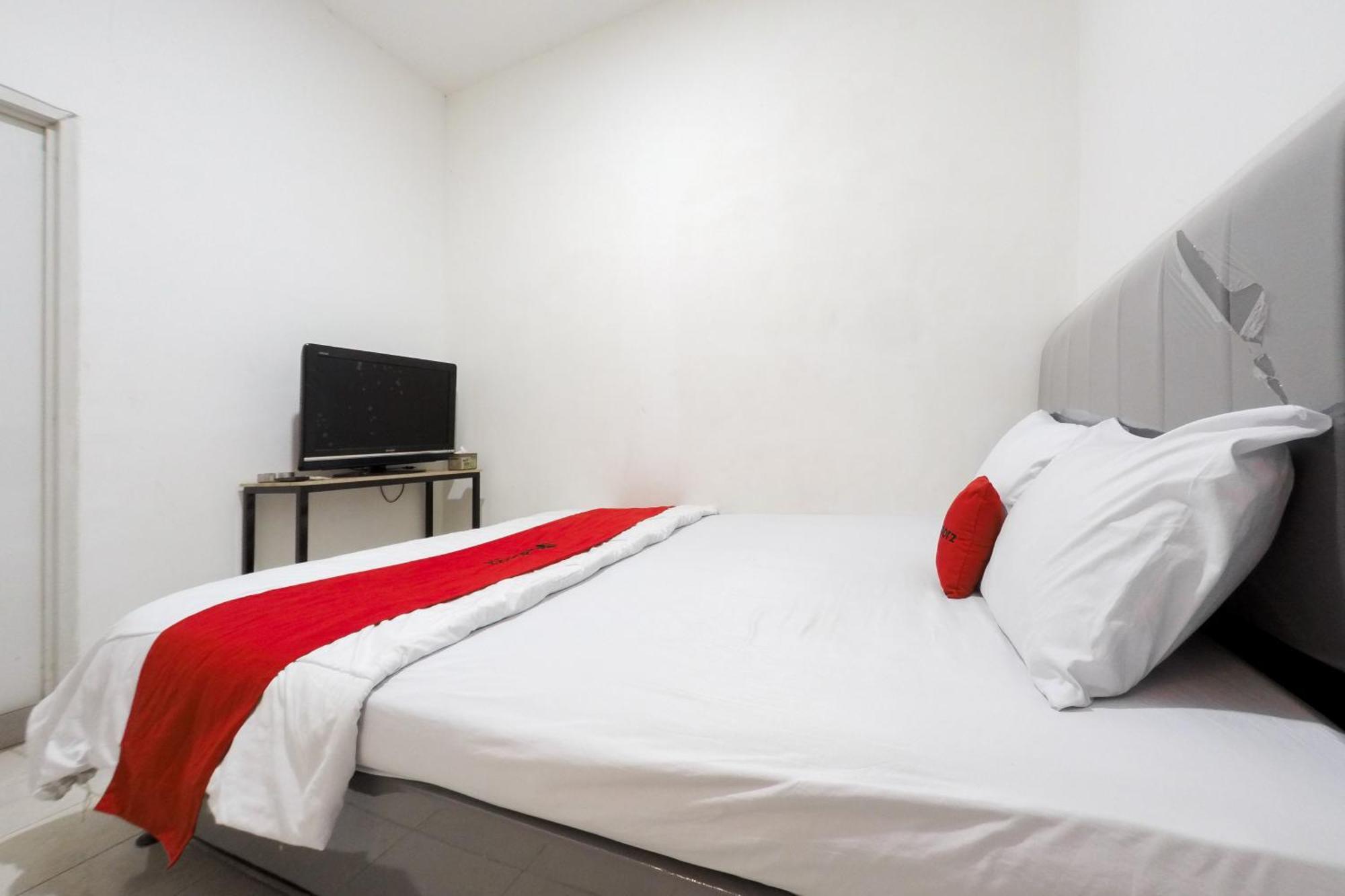 فندق Reddoorz At Flamboyan Harapan Indah بيكاسي المظهر الخارجي الصورة