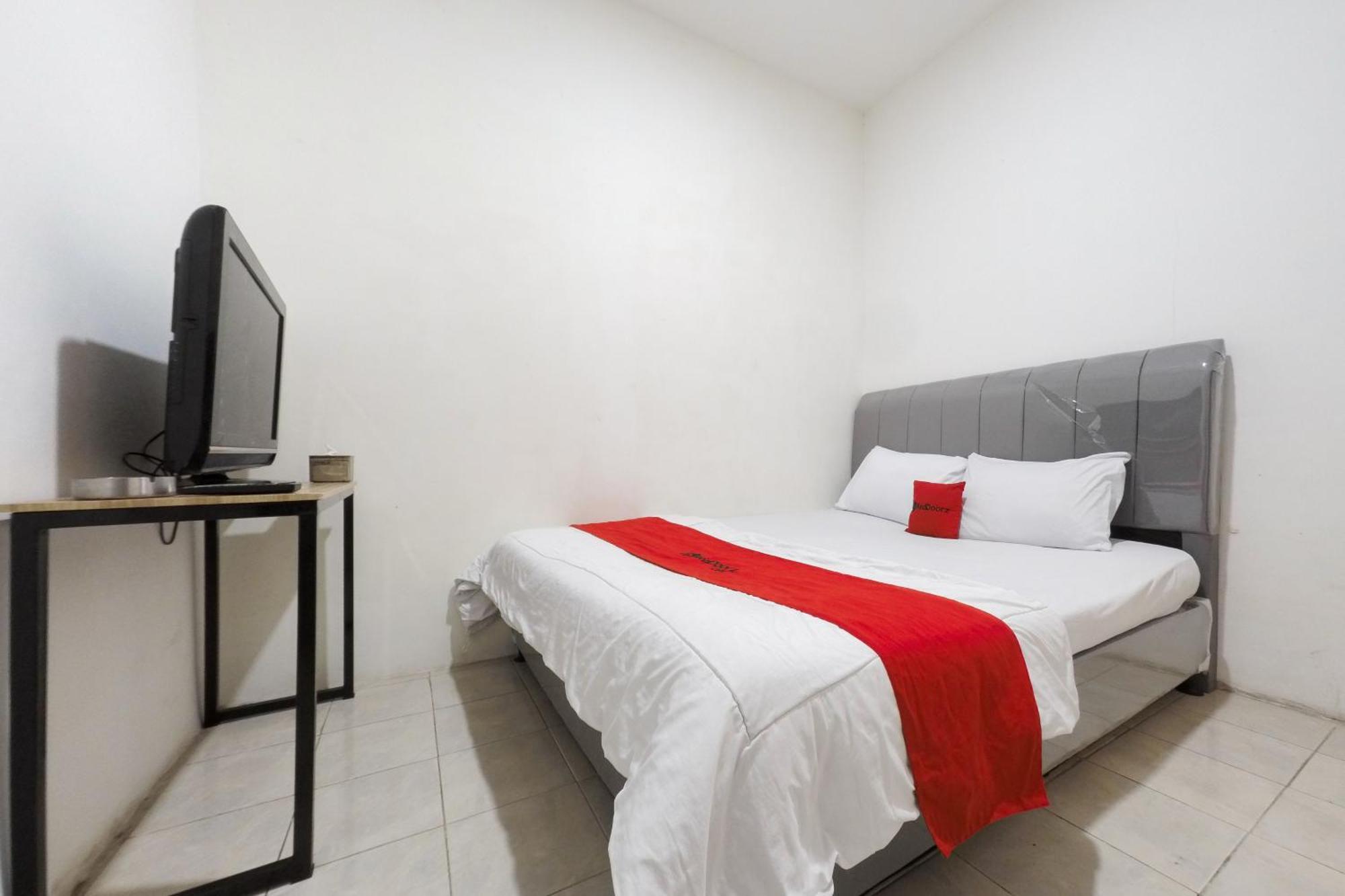 فندق Reddoorz At Flamboyan Harapan Indah بيكاسي المظهر الخارجي الصورة